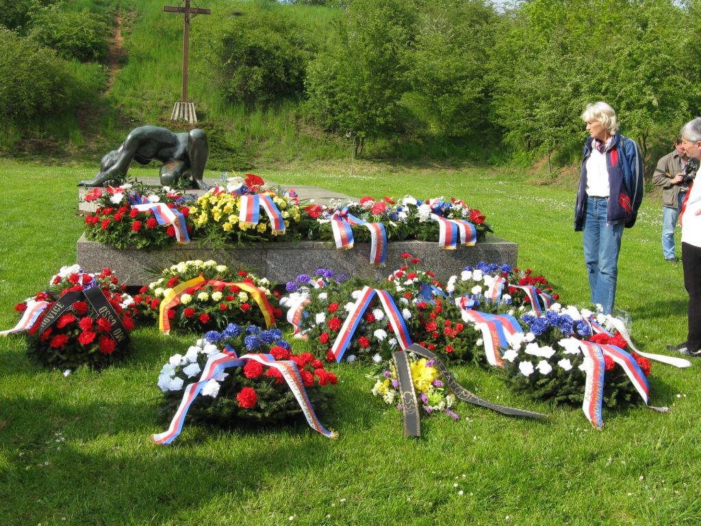 Kobylisk� st�elnice-uct�n� pam�tky padl�ch 6.5.2008